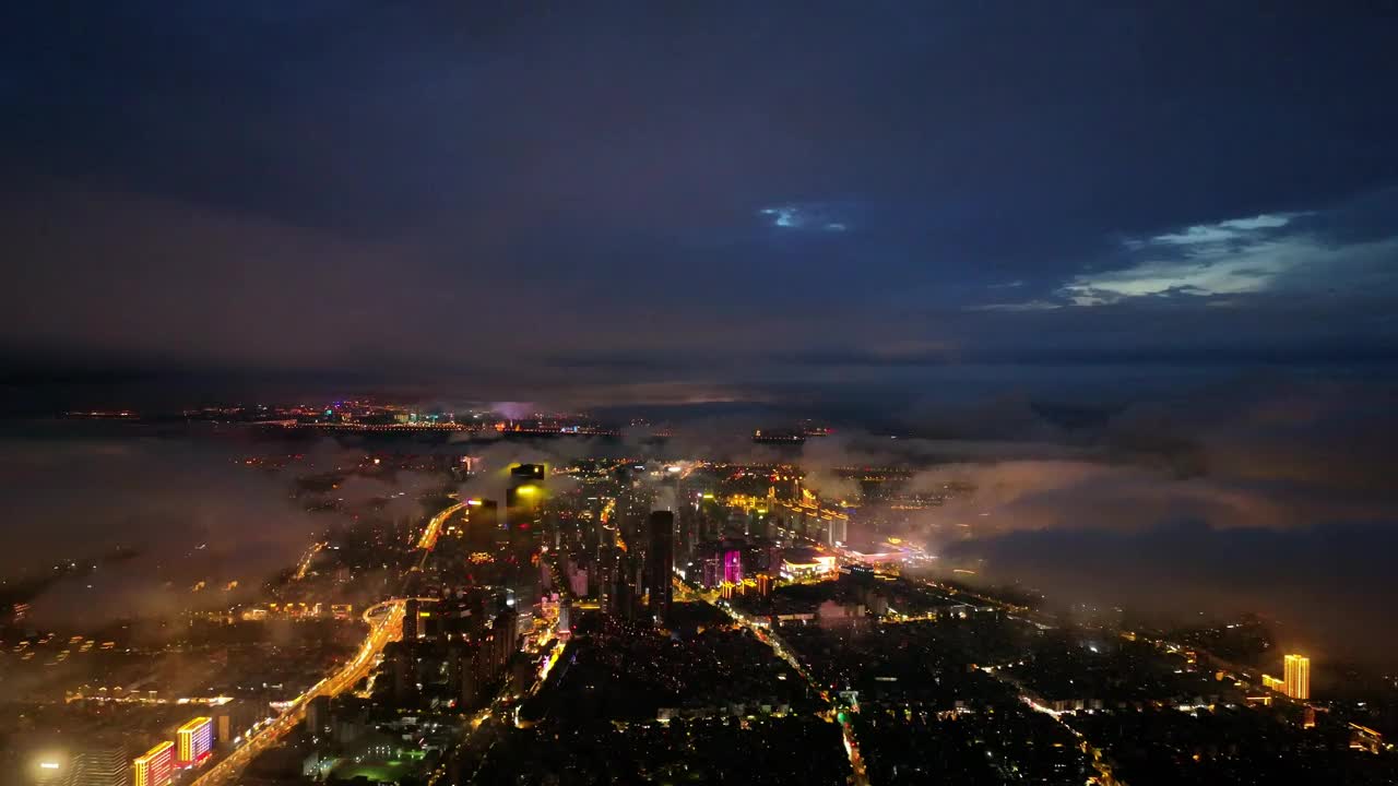 夜间大暴雨警告下的城市鸟瞰图视频素材