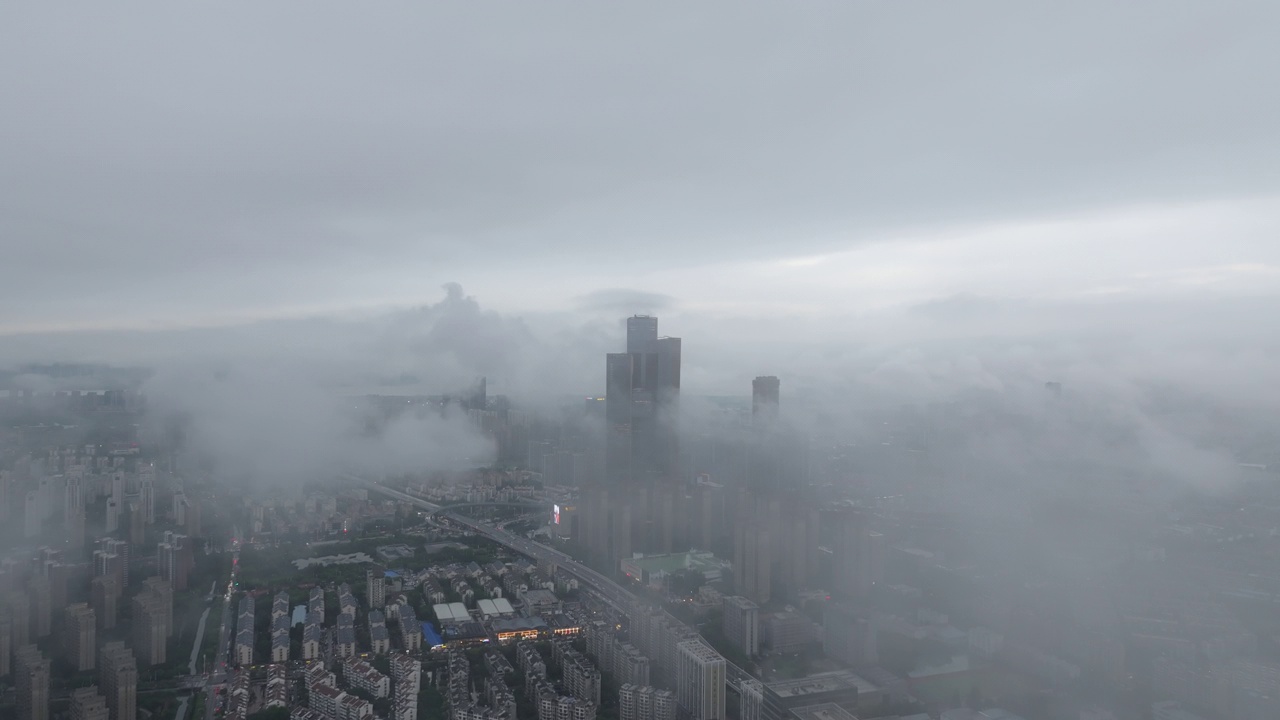 大暴雨警告下的城市鸟瞰图视频下载