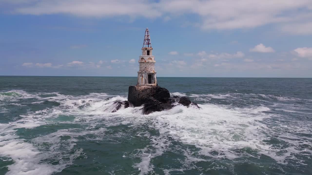 保加利亚黑海沿岸阿托波尔市附近一座岛上的灯塔鸟瞰图视频素材