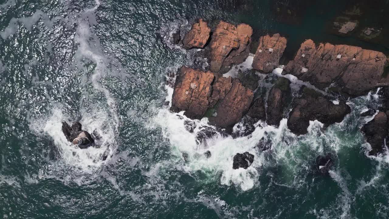 保加利亚黑海沿岸阿托波尔市附近一座岛上的灯塔鸟瞰图视频素材