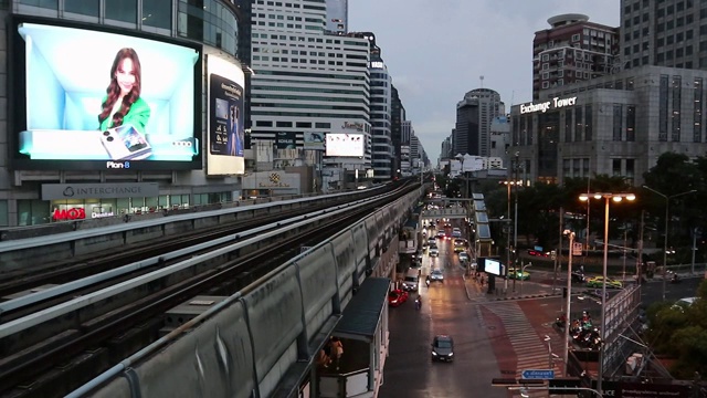 图为，在泰国曼谷素坤逸路中央商务区，BTS轻轨列车正通过摩天大楼商业大厦视频素材