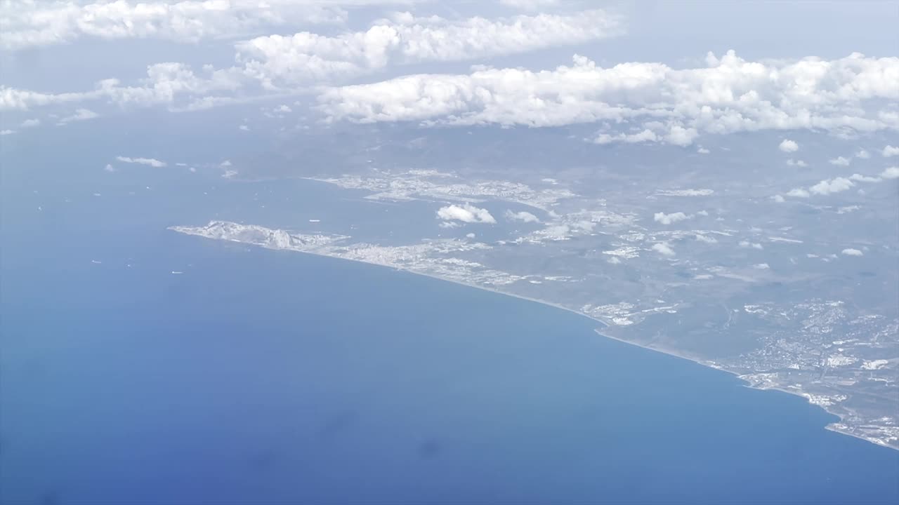 飞越直布罗陀(飞机POV)视频素材