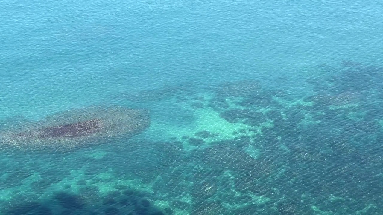 湛蓝的大海，闪亮的流水，美丽的海景。视频素材