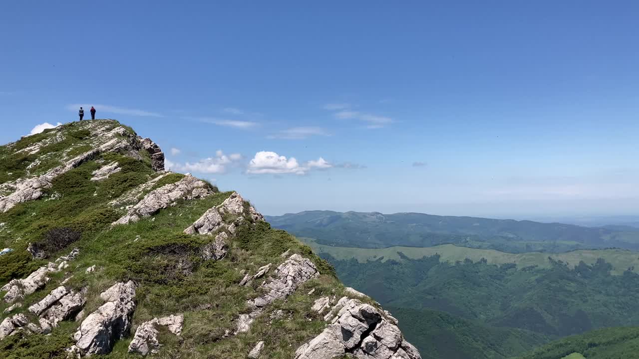 两个女人在欧洲保加利亚的一个山脊上欣赏山景。视频素材