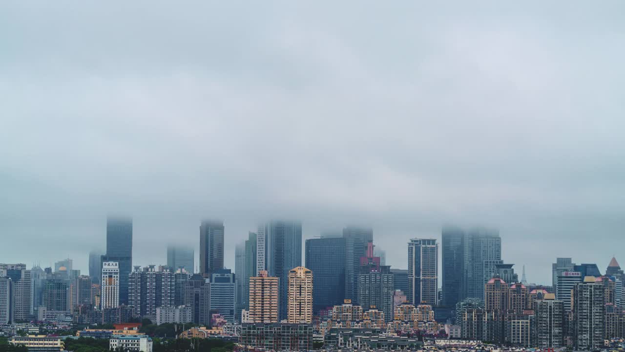 大暴雨警告下的城市鸟瞰图视频素材