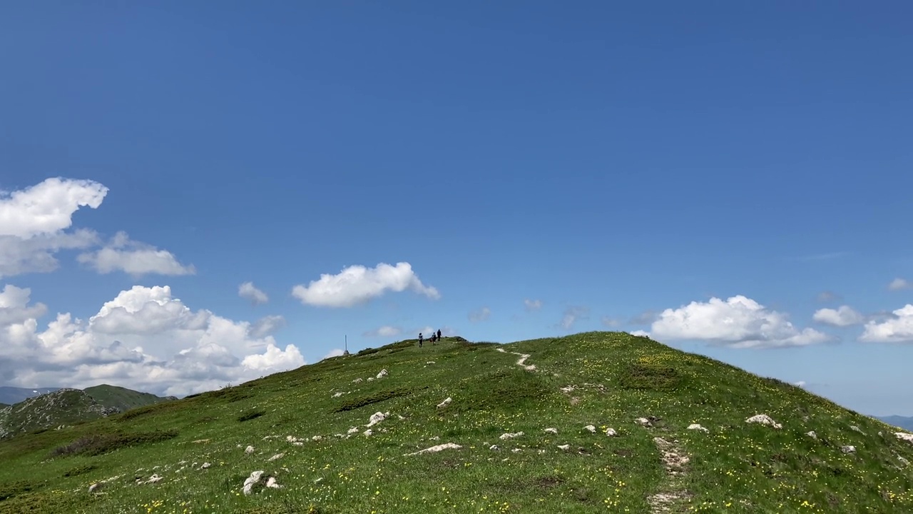 保加利亚夏天，一小群徒步旅行者沿着山脊散步视频素材