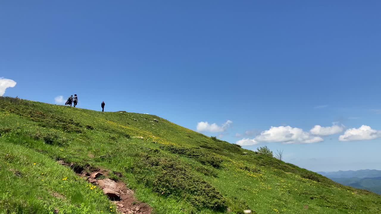 保加利亚夏天，一小群徒步旅行者沿着高山山脊散步视频素材