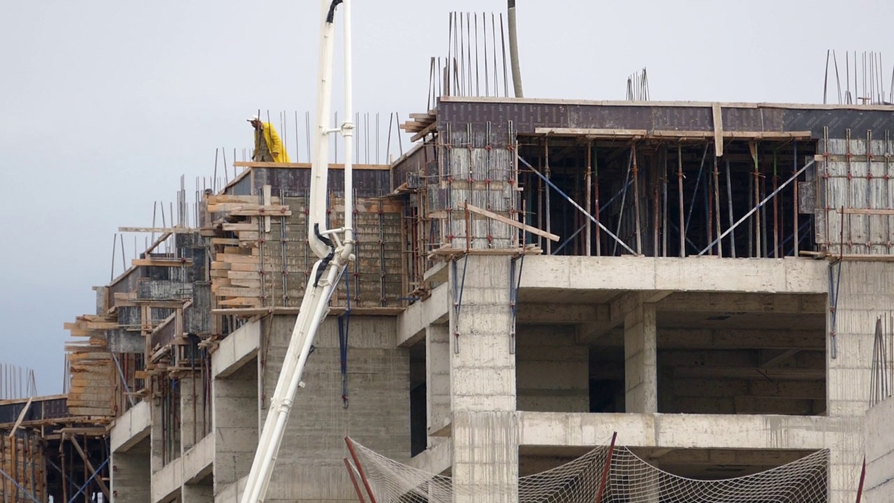 建筑施工混凝土搅拌砂浆机是将混凝土砂浆浇筑到建筑中，视频素材