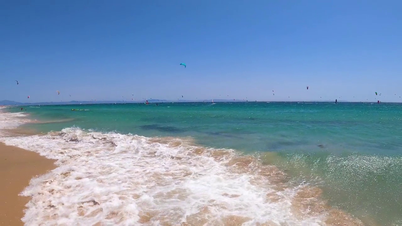 在风和日丽的夏日，在大西洋的海浪上玩风筝冲浪视频素材