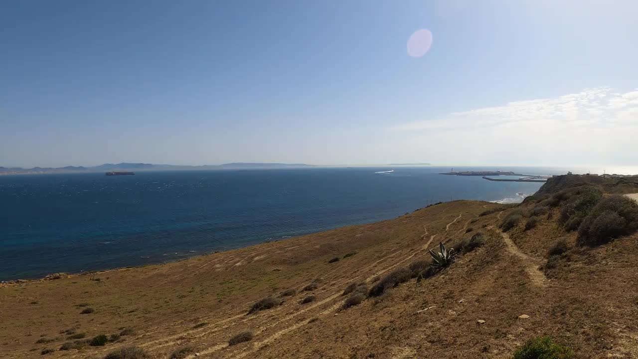 从西班牙塔里法的西班牙一侧俯瞰直布罗陀海峡全景视频素材