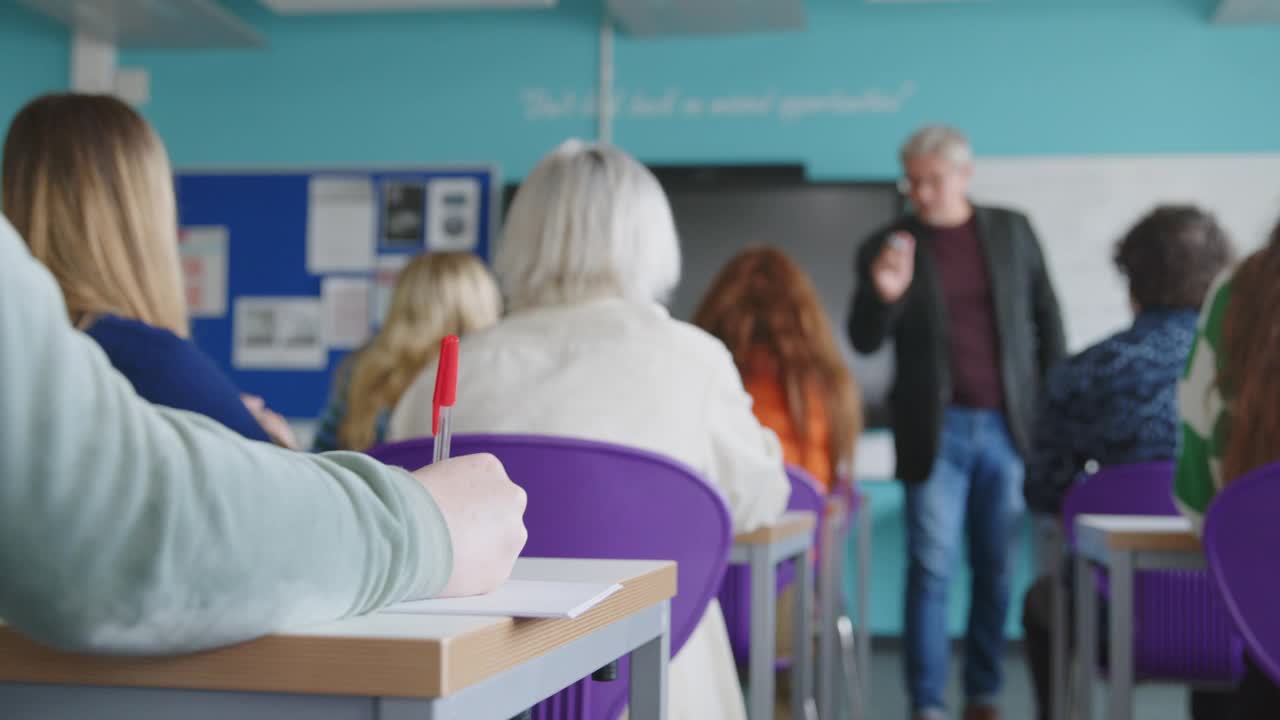 学生用红笔写字，讲师在课堂前讲解视频下载