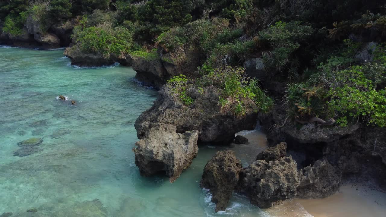 波涛汹涌的岩石海岸线视频素材