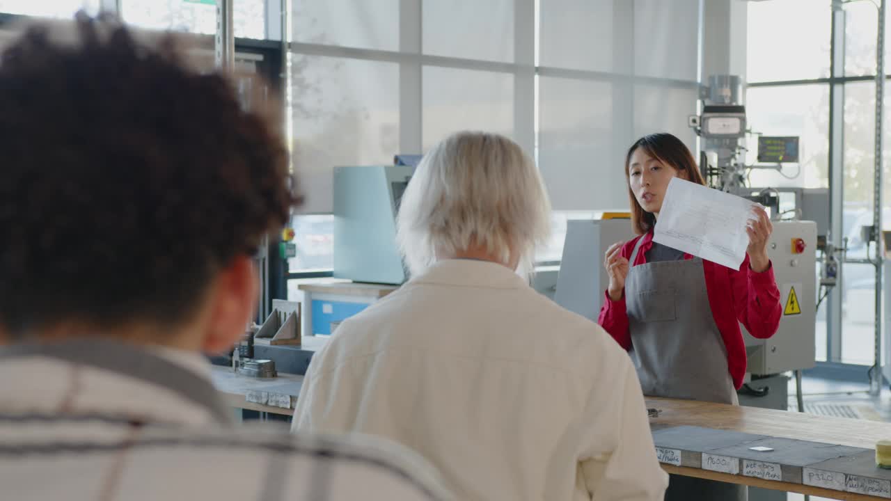 成熟女性设计讲师在FE学院授课视频素材