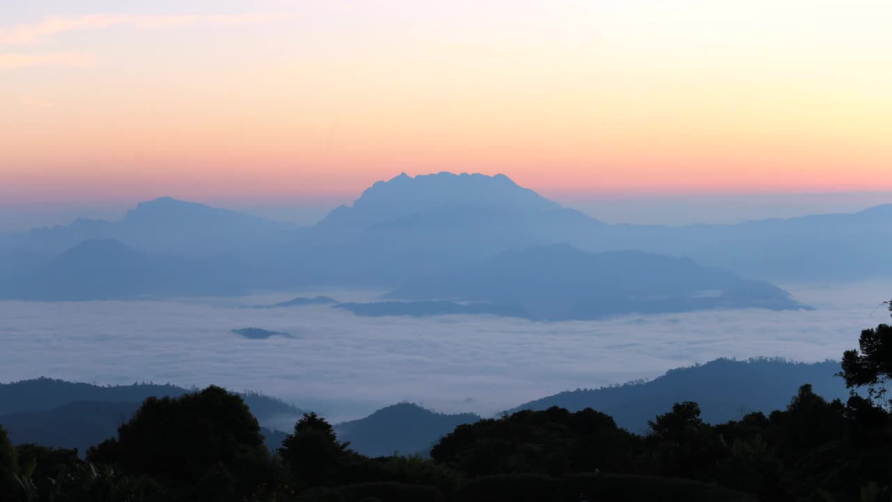 延时4k云雾缭绕的清晨山景，淮南大庆国家公园，自然景观视频素材