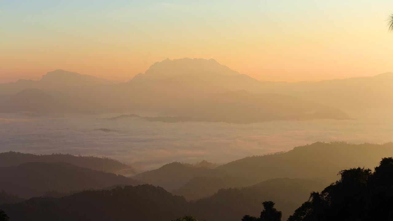 延时4k云雾缭绕的清晨山景，淮南达昂国家公园，自然景观，热带森林与山脉在泰国清迈。视频素材