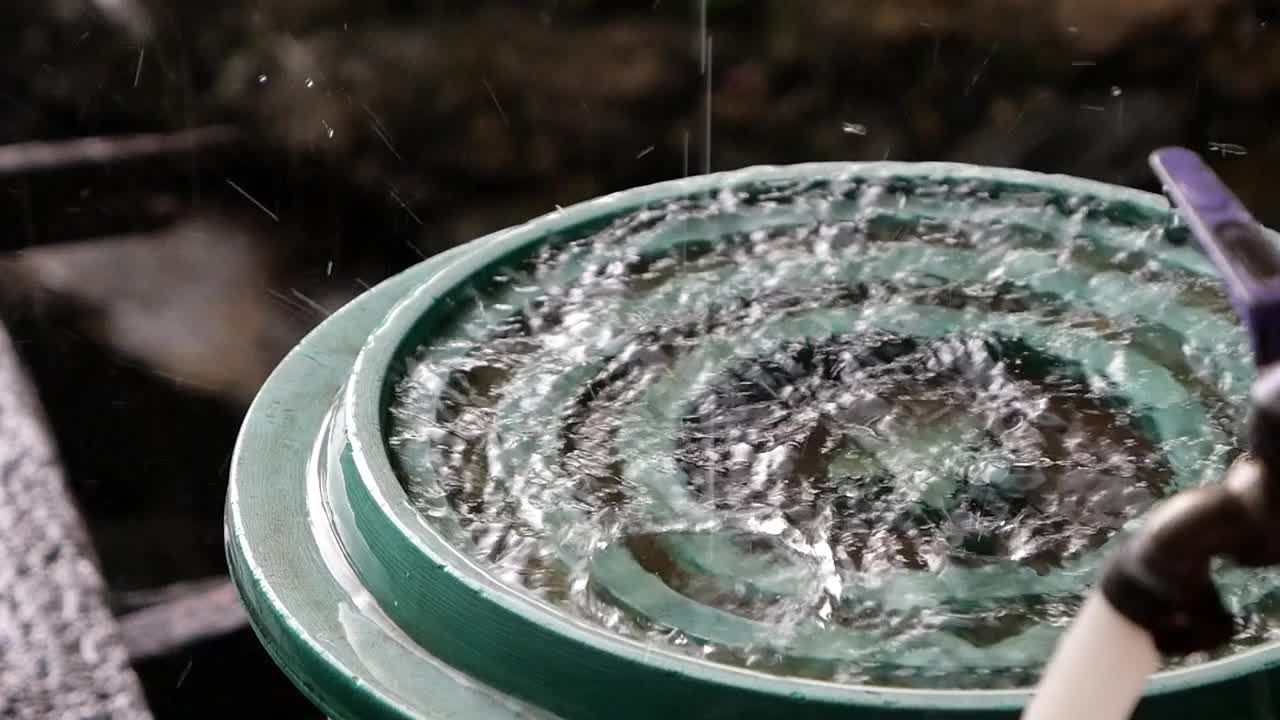 雨水落在水箱盖上视频素材