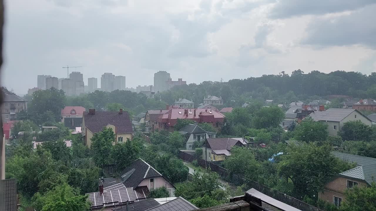 城市顶景下起了雨视频素材