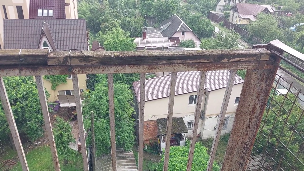 城市顶景下起了雨视频素材