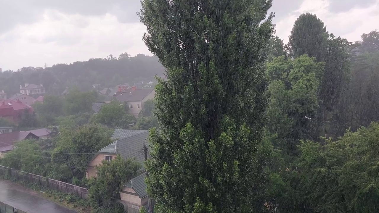 城市顶景下起了雨视频素材