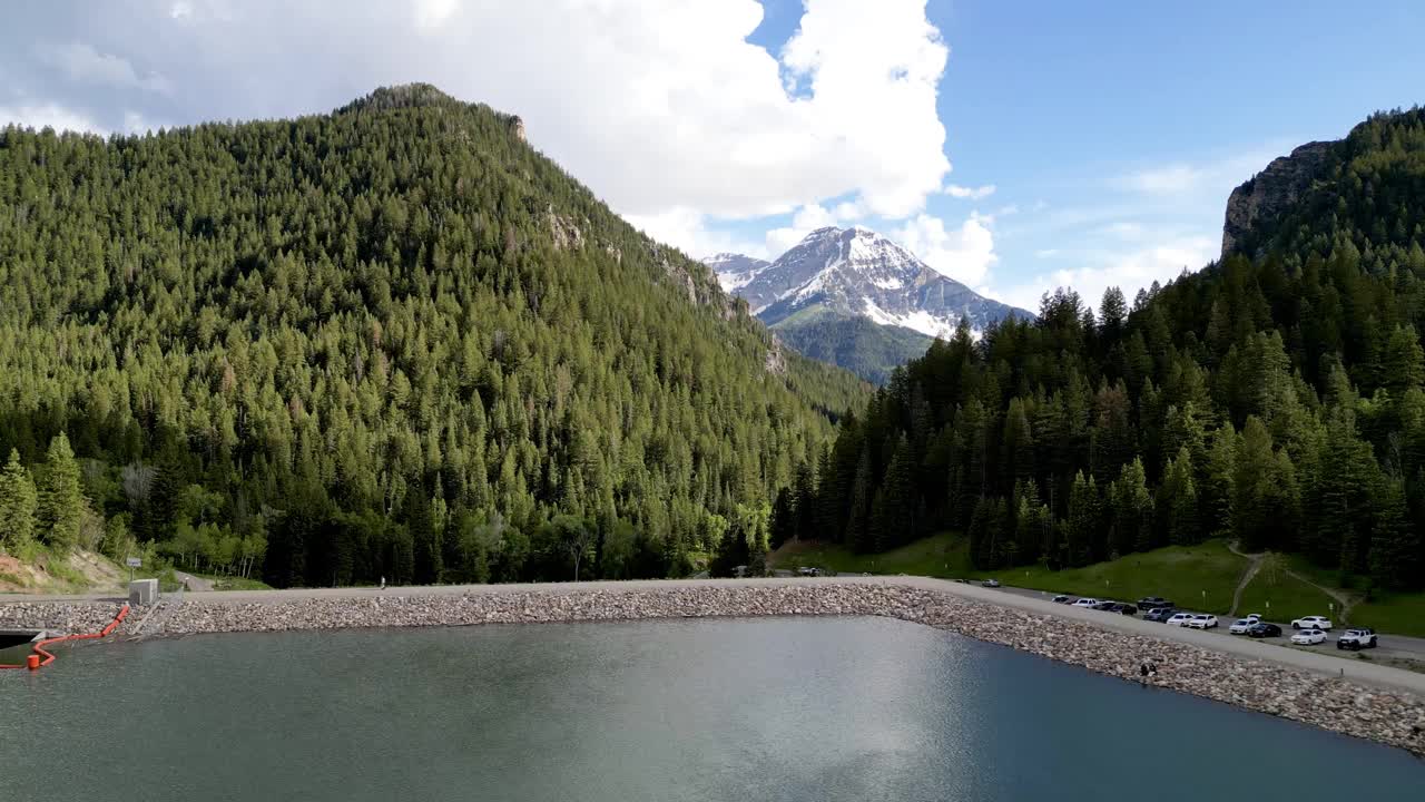 白天，森林山丘之间的湖泊美景视频素材