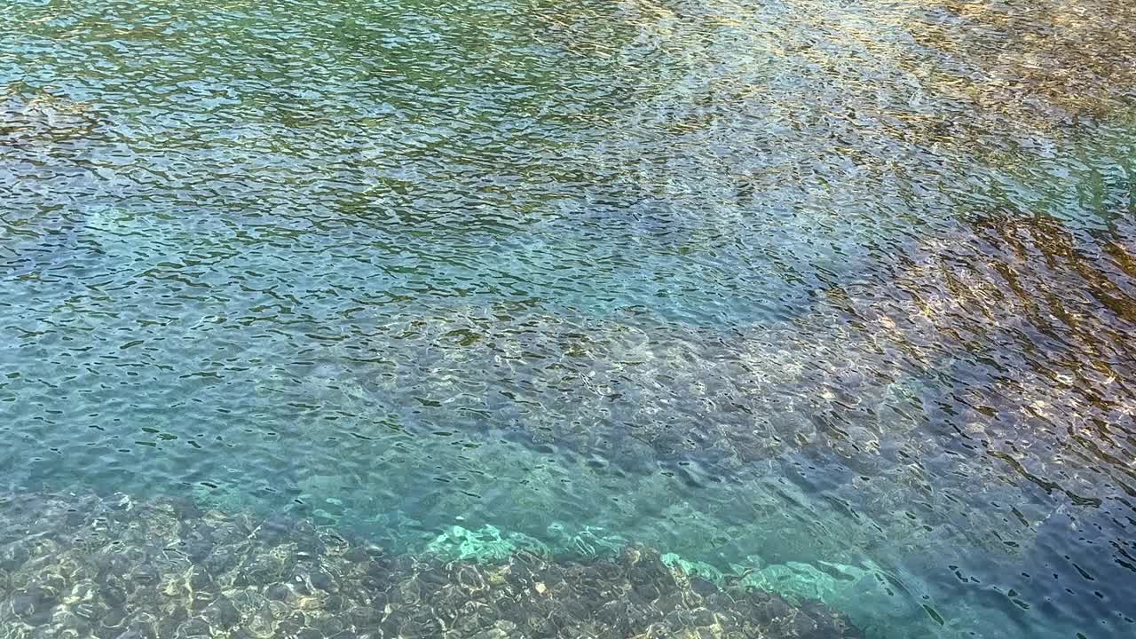 清澈的绿松石海水波纹背景。视频素材