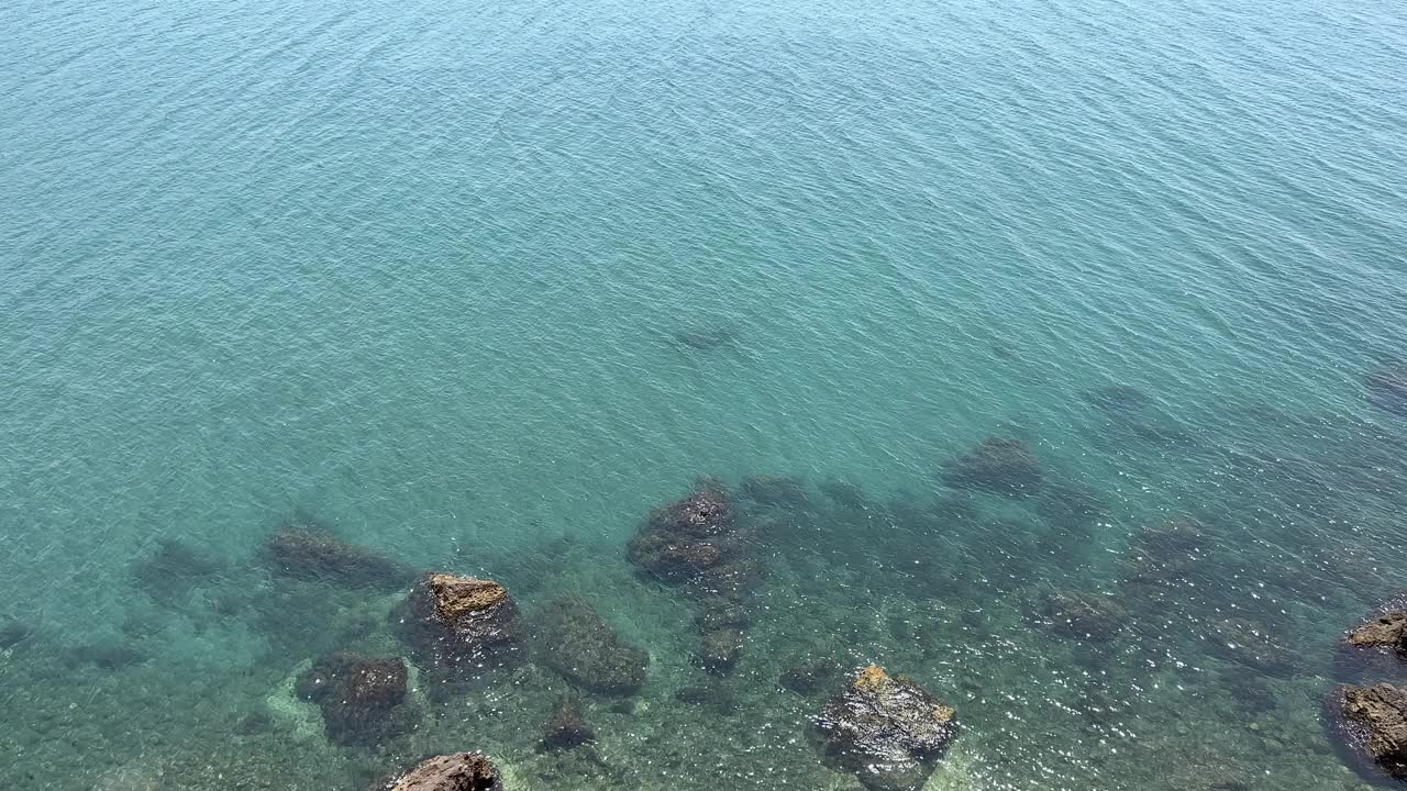 蔚蓝的海水和美丽的岩石海岸鸟瞰图。视频素材