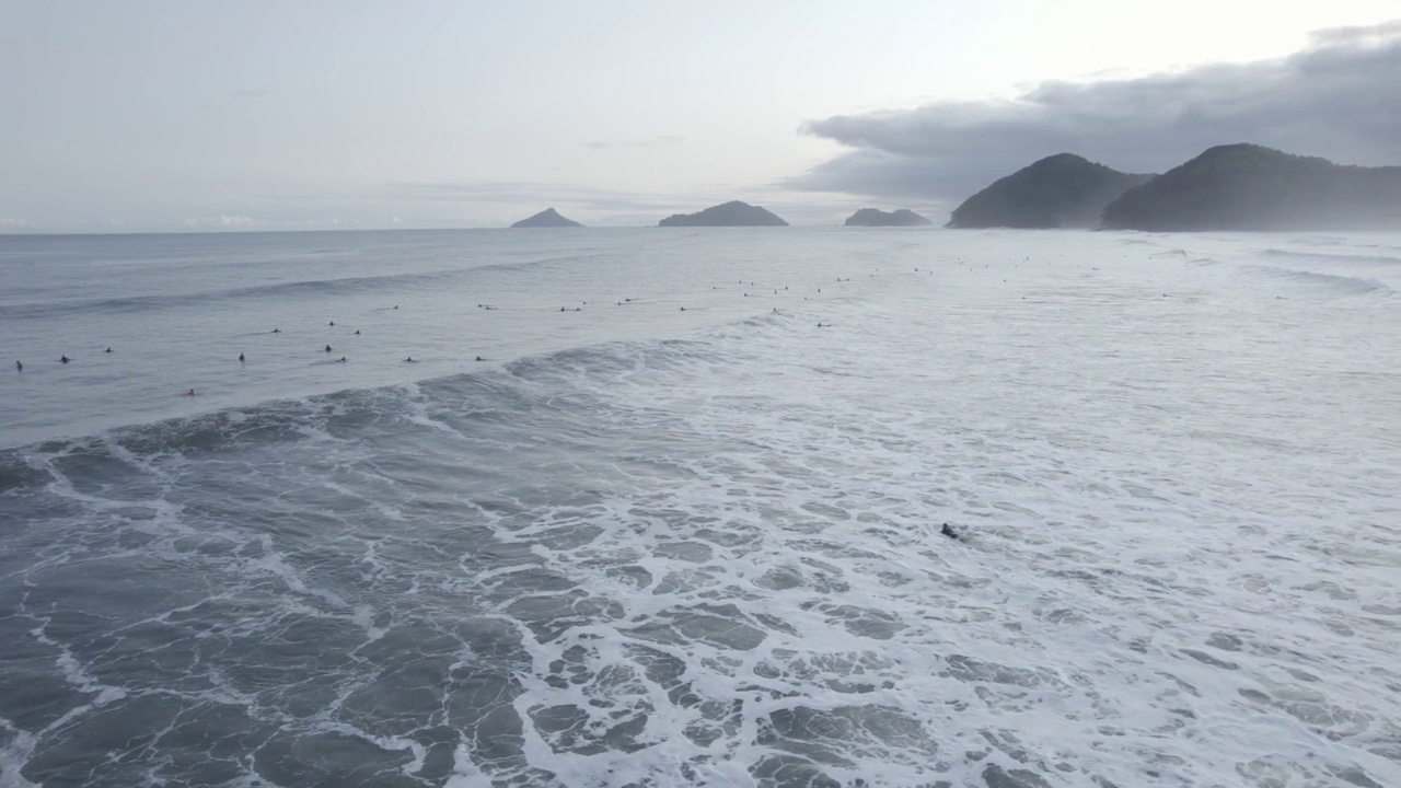 无人机在海滩上空飞行视频素材