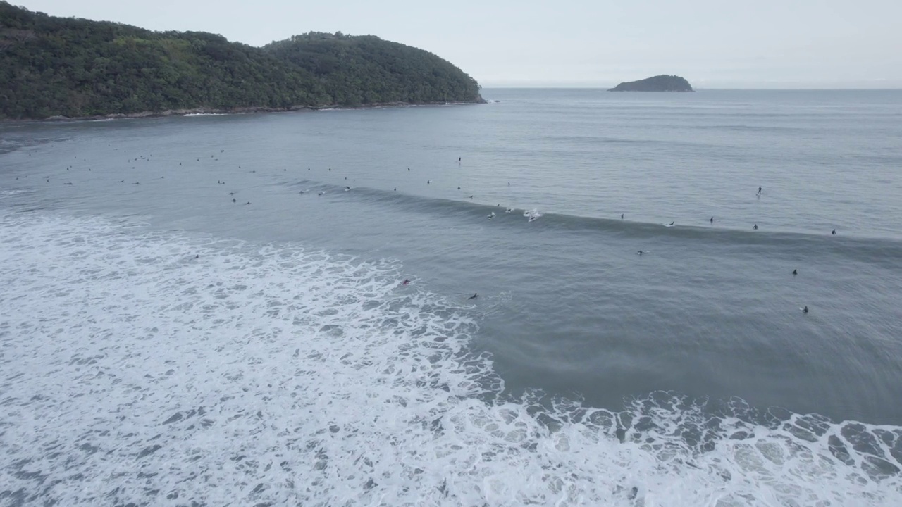 无人机在海滩上空飞行视频下载