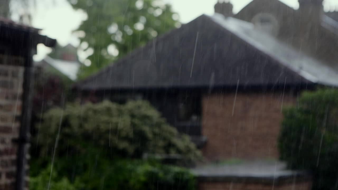 伦敦下雨天窗外的景色视频下载