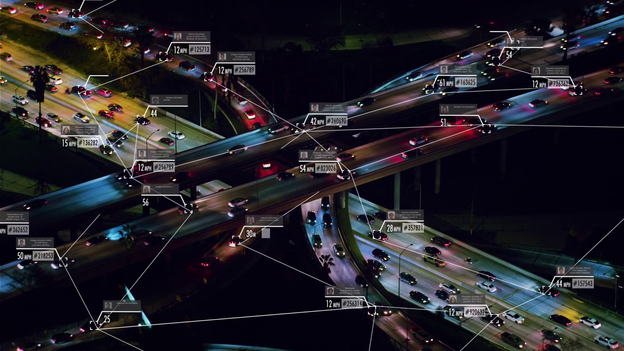监视系统。主干道上交通的鸟瞰图。连接网络。识别和速度控制系统。未来的交通工具。人工智能。计算机视觉。红色武器8K。视频素材