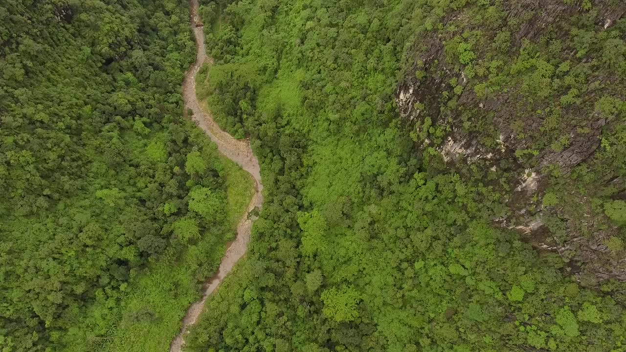 沿着老挝乡村石灰岩山的小路视频下载