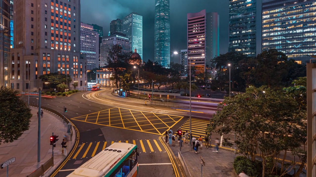 4K延时拍摄:香港中环过路的拥挤车辆或公共交通工具及行人。视频素材