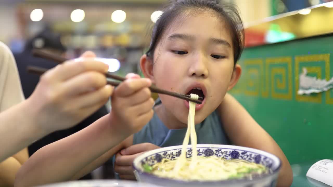 小女孩在吃拉面视频素材