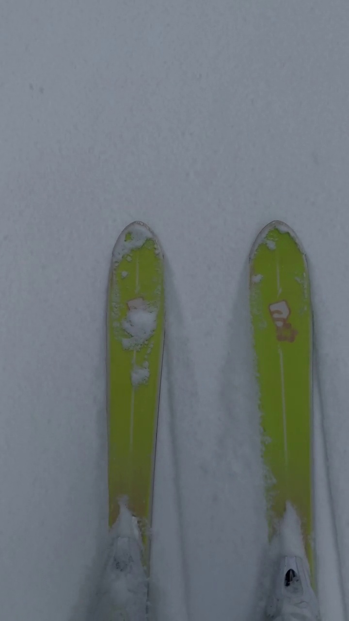 滑雪板在粉末中移动的景象视频素材