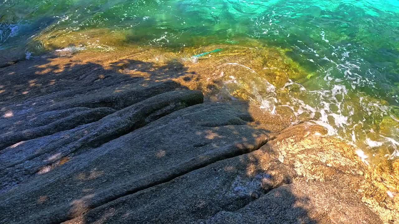 Kho Rasha岛离泰国普吉岛海岸，从查龙湾出发，美丽的蓝绿色海滩，白色柔软的沙滩和郁郁葱葱的绿色树木视频素材