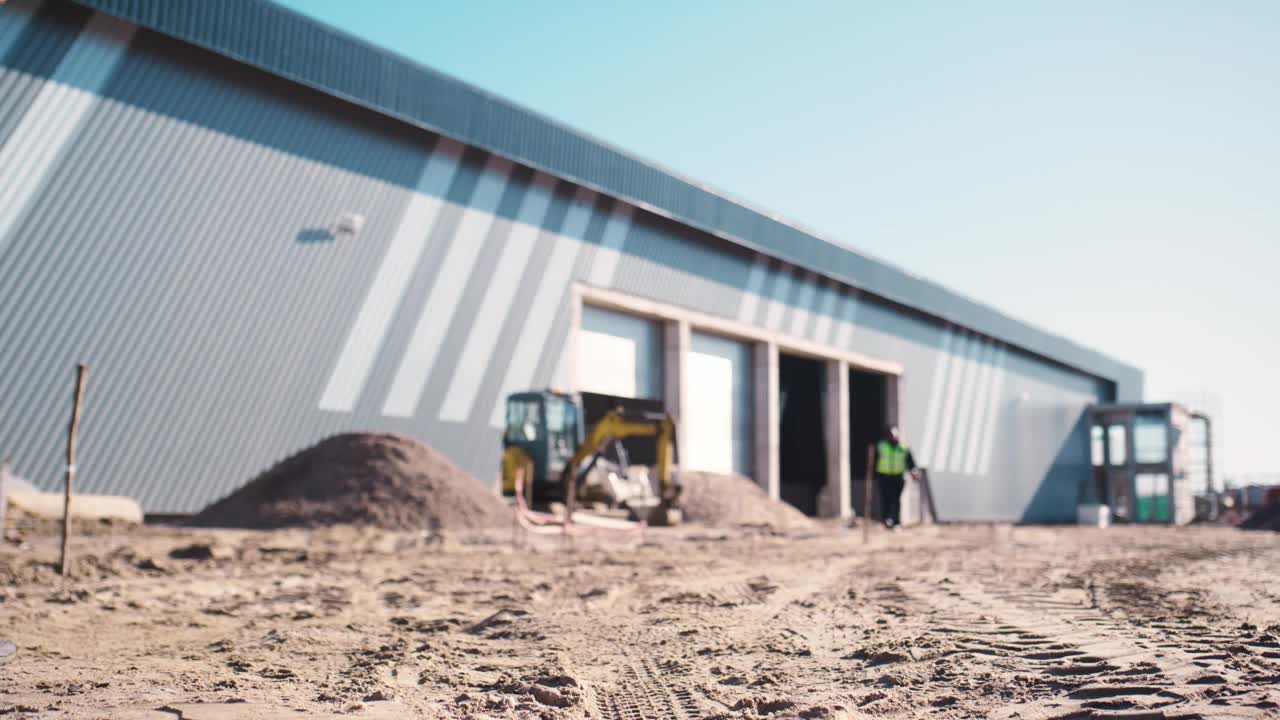 施工现场，人与员工与安全，建筑师与行业与目标，建筑检查或进度。男性，负责维修的工程师或检验员，有创意的户外或杂工视频素材