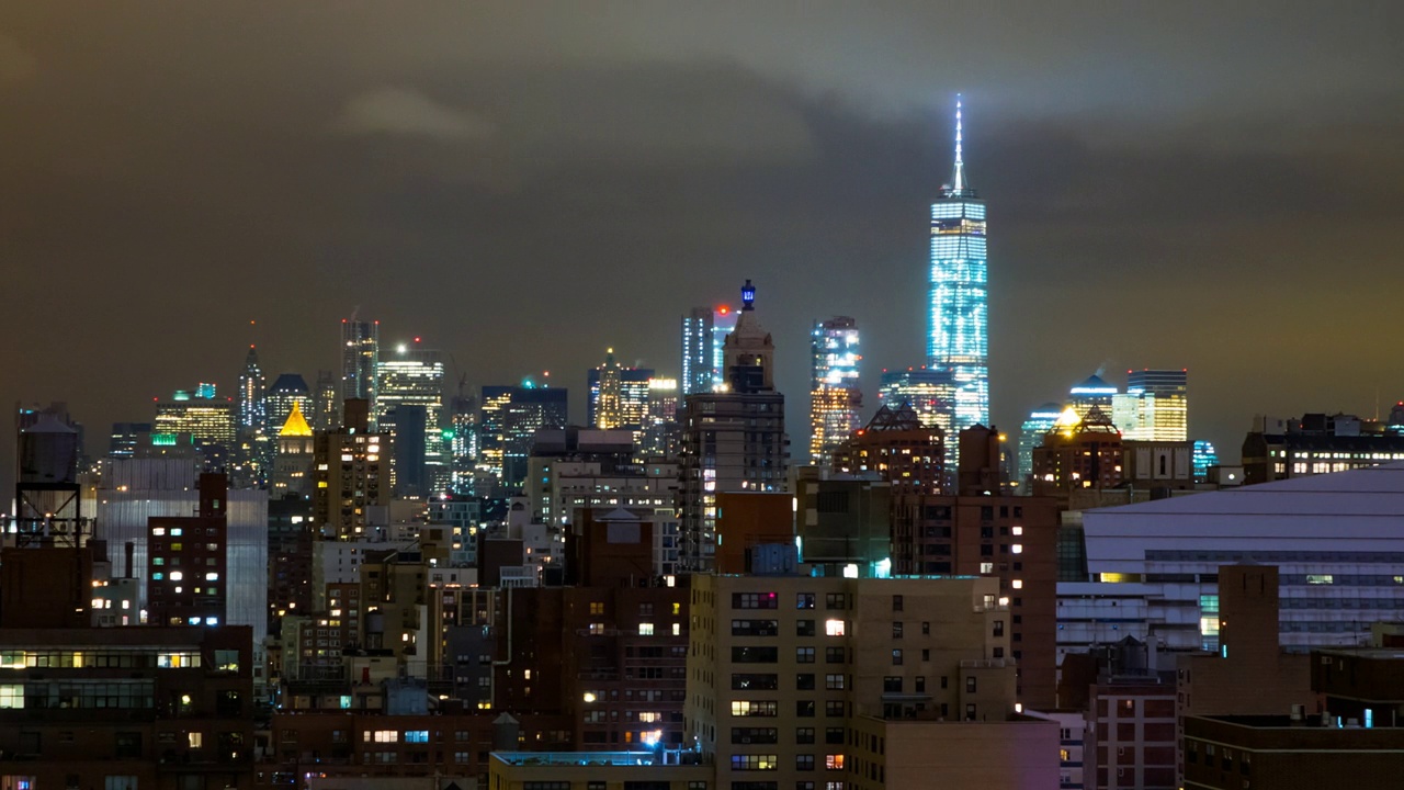 城市中现代建筑在夜晚对着天空的锁定延时拍摄-纽约，纽约视频素材