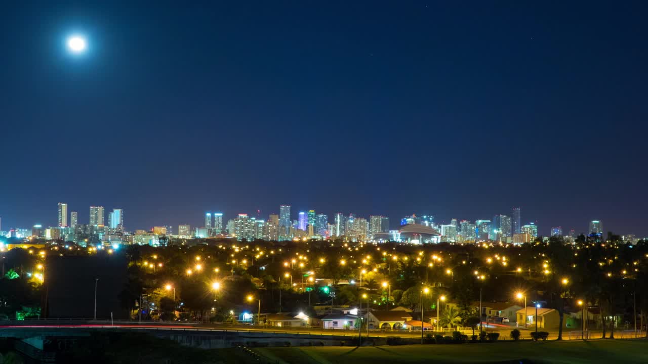 夜间，迈阿密，佛罗里达州，城市中灯火通明的建筑物的延时拍摄视频素材