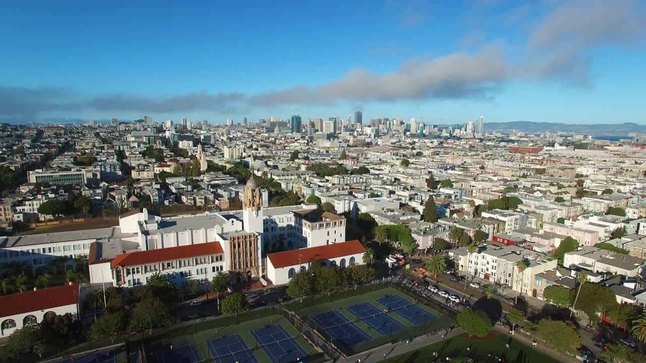 空中拍摄的任务高中在城市对天空，无人机降落在人们在阳光明媚的一天-旧金山，加利福尼亚视频素材