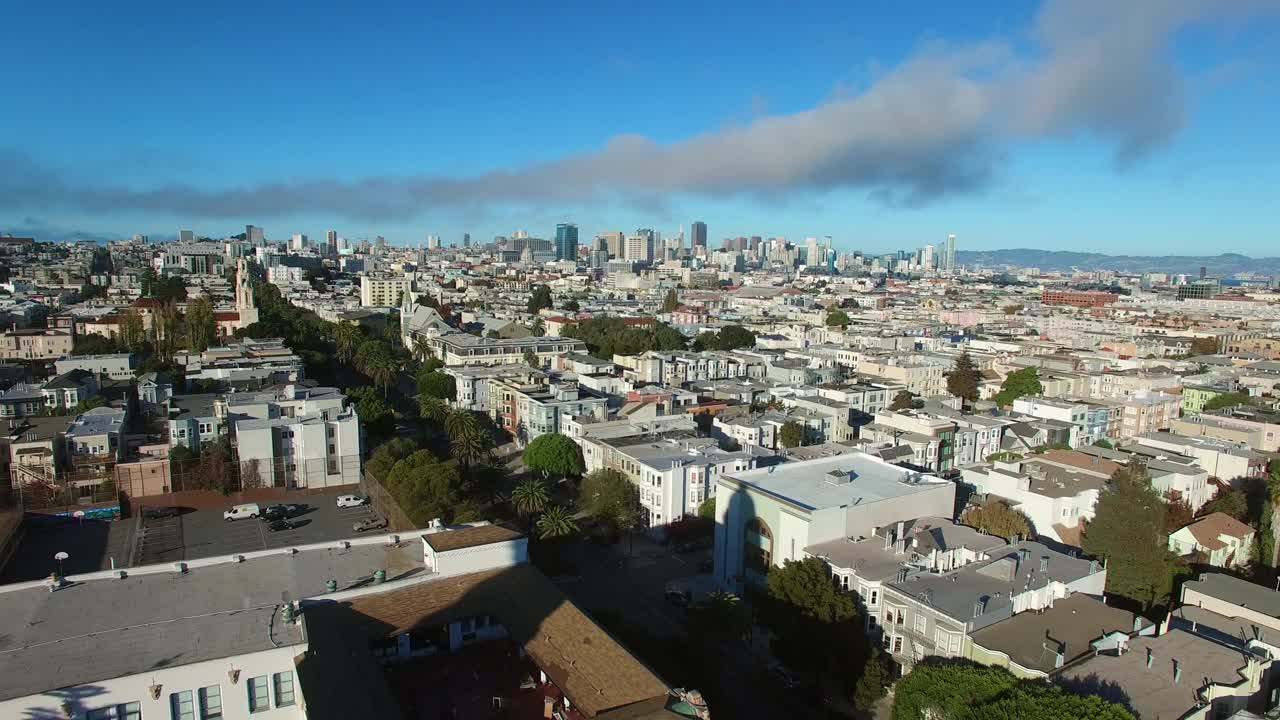 空中拍摄的任务高中在城市对天空，无人机在城市景观在阳光明媚的一天向后飞行-旧金山，加利福尼亚视频素材