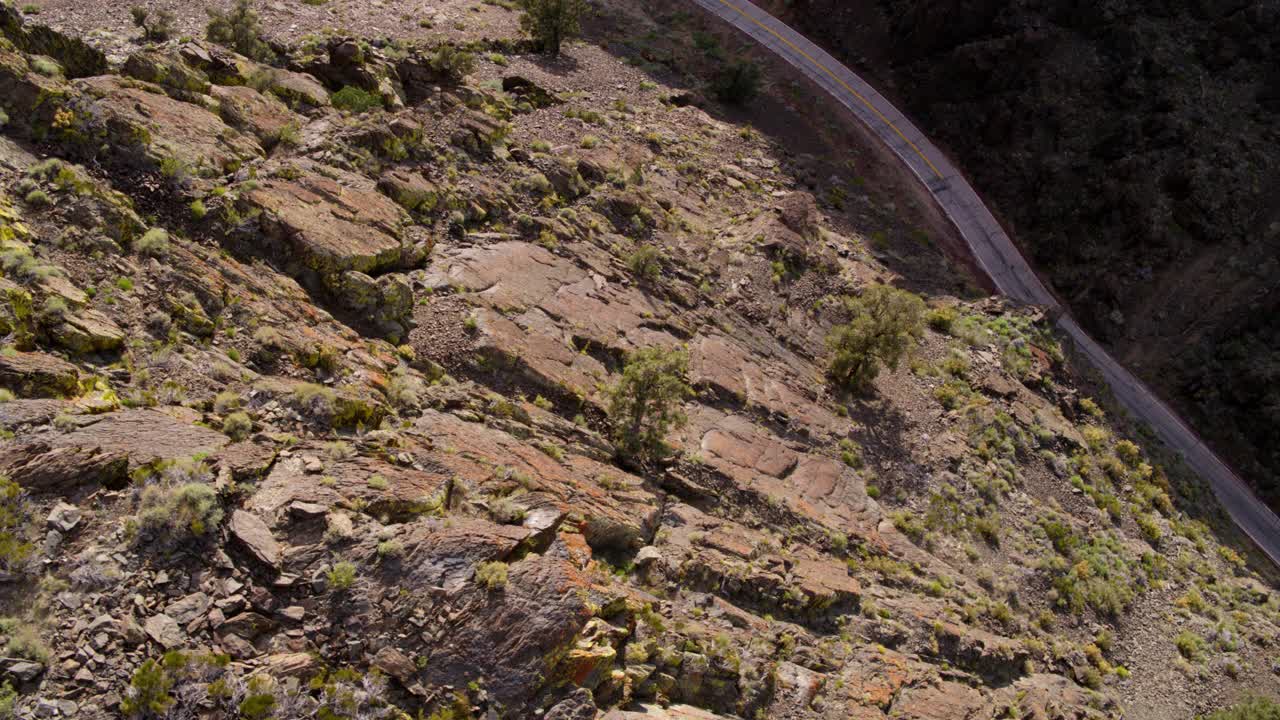 空中拍摄的空旷蜿蜒的道路在山中，无人机降落在山谷-猛犸湖，加利福尼亚视频素材