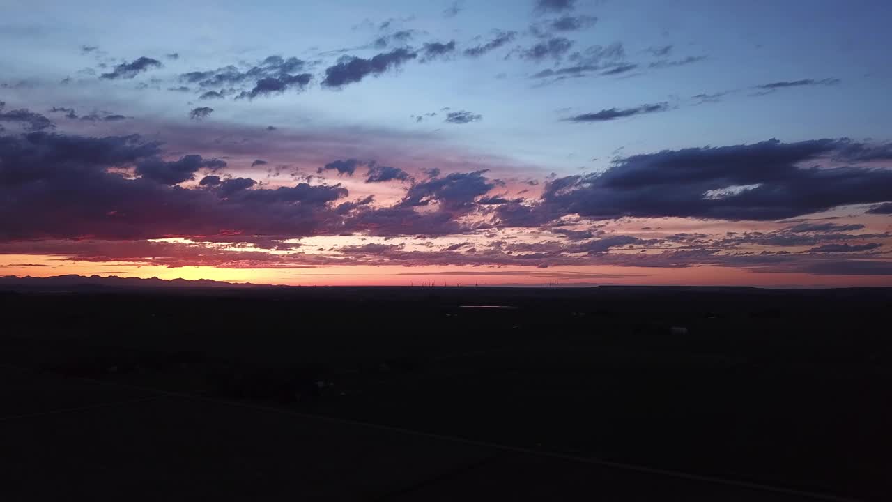 空中拍摄的轮廓景观与山脉对天空在日落-比林斯，蒙大拿州视频素材