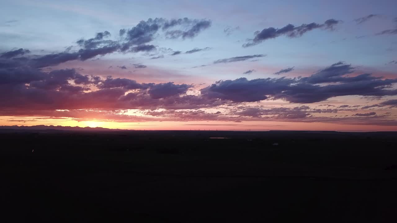 空中拍摄的轮廓景观与山脉对多云的天空在日落-比林斯，蒙大拿州视频素材