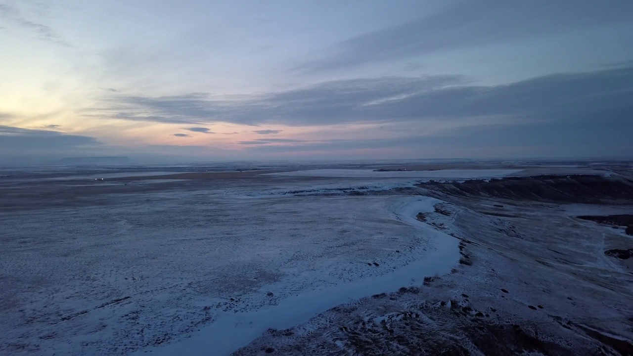 空中平移拍摄的雪景对多云的天空在日落-比林斯，蒙大拿州视频素材