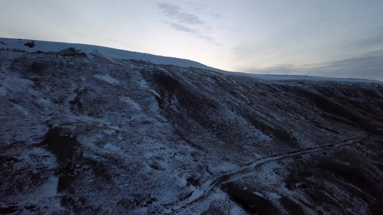 空中上升拍摄的雪景对多云的天空在日落-比林斯，蒙大拿州视频素材