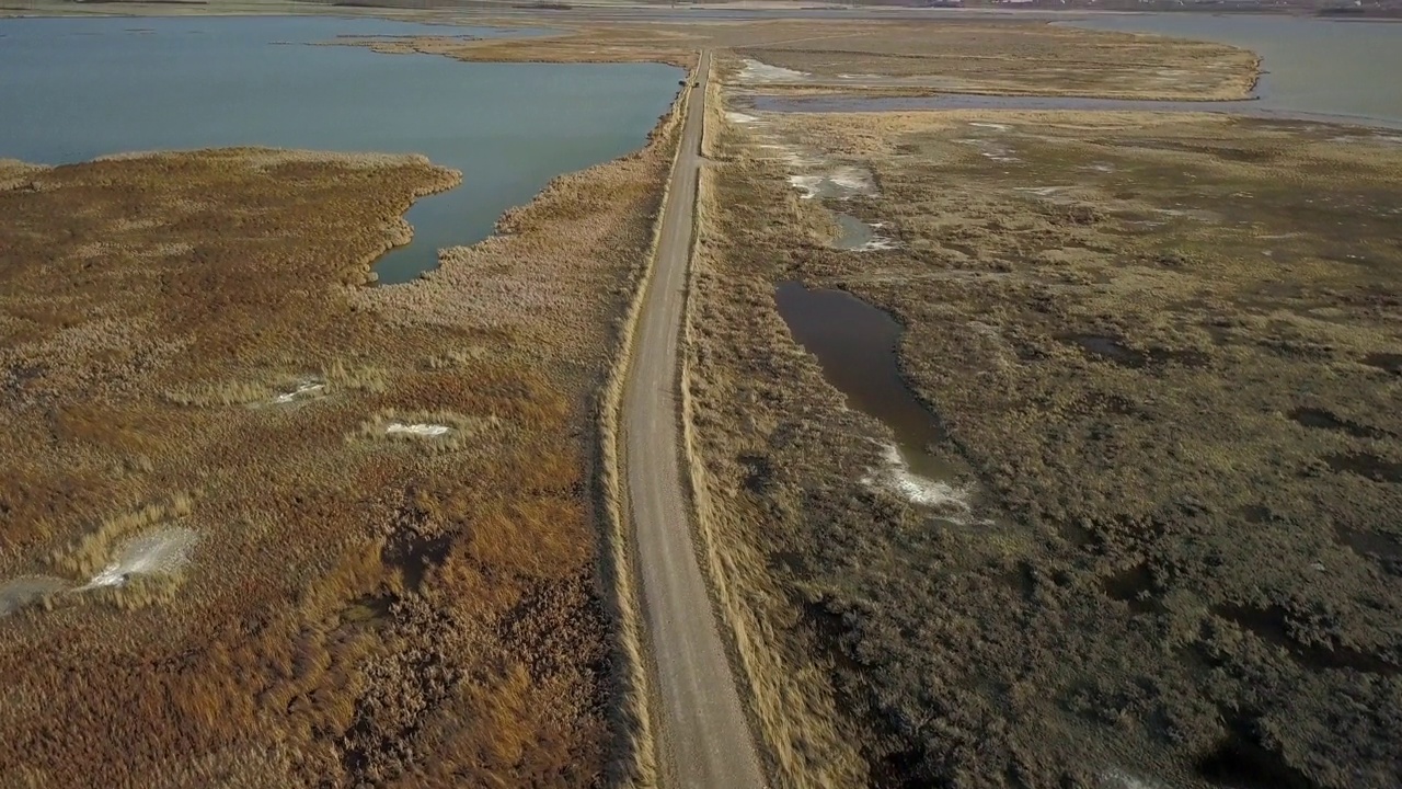 空中倾斜拍摄的乡村道路在风景秀丽的田野对天空-比林斯，蒙大拿州视频素材