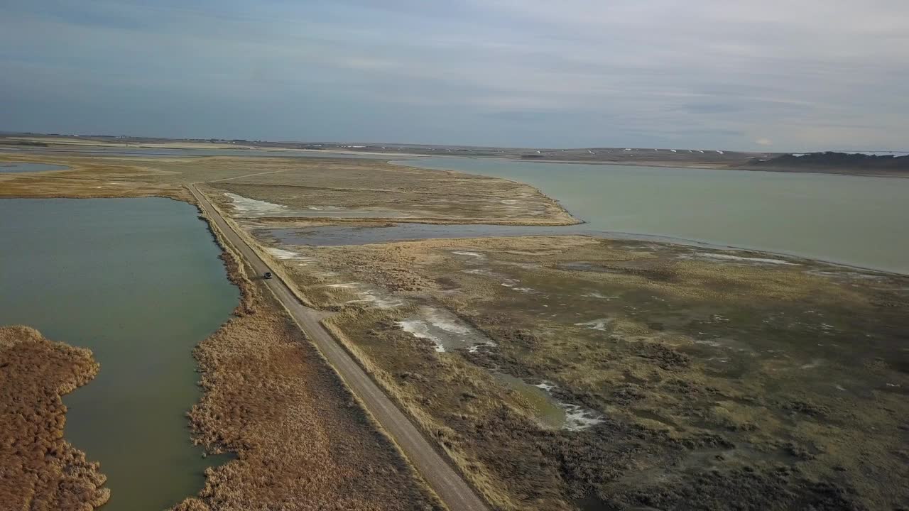 空中平移拍摄的乡村道路在河对天空，无人机飞越景观-比林斯，蒙大拿州视频素材