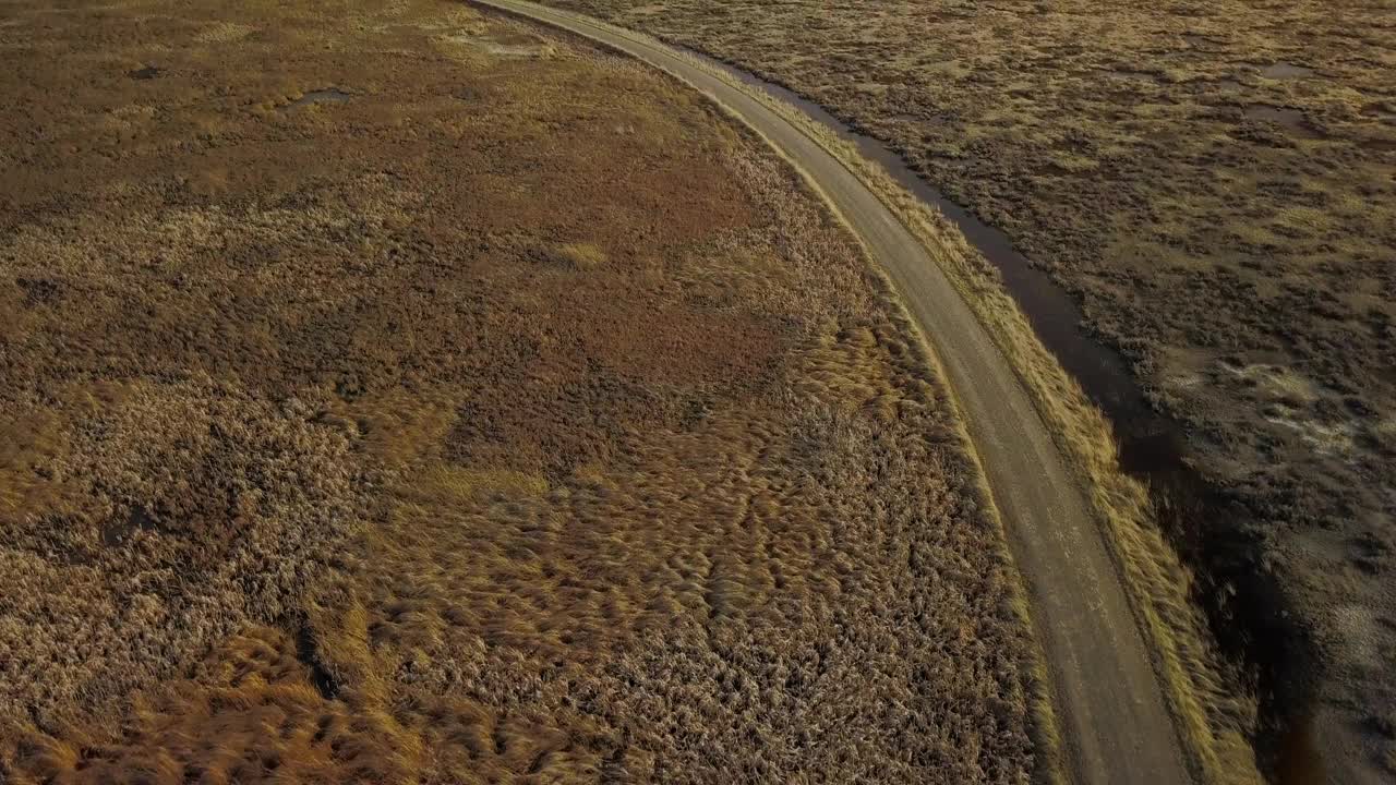 空中倾斜拍摄的道路在风景领域对天空，无人机飞越景观-比林斯，蒙大拿州视频素材