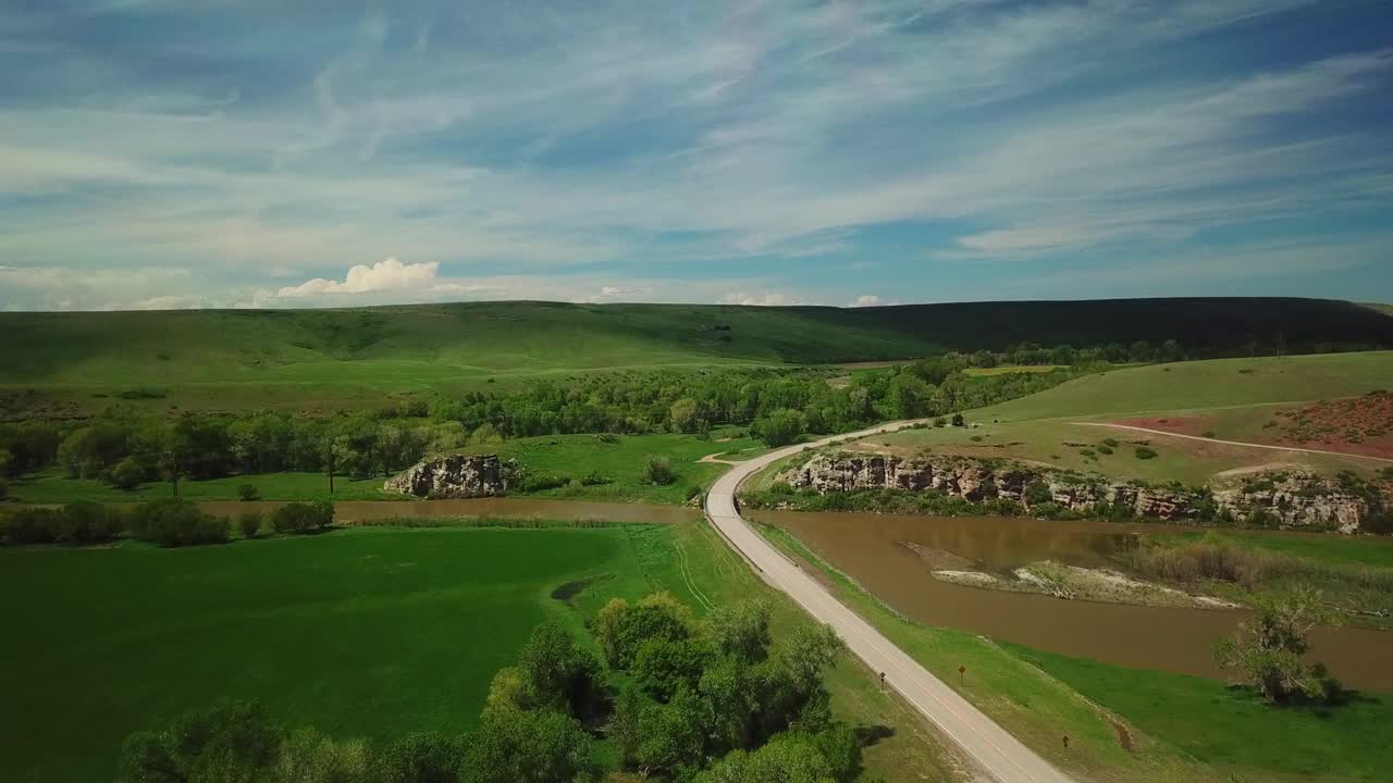 空中拍摄的皮卡车在公路上通过山脉对天空-比林斯，蒙大拿州视频素材