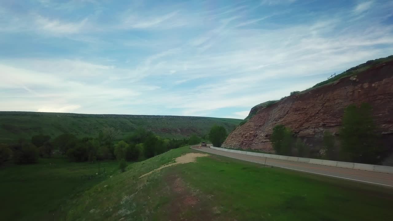 空中拍摄的皮卡车通过山脉对天空-比林斯，蒙大拿州视频素材